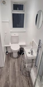 1 bedroom in a house share to rent - Photo 4