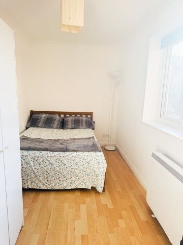 Room in a Shared Flat, Winnipeg Quay, M50 - Photo 2