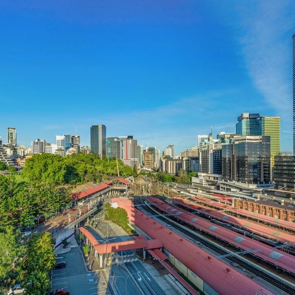 STUNNING INNER CITY PARKLAND APARTMENT! - Photo 1