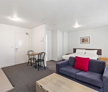 Low-Maintenance Inner-City Studio – Walk to Everything! - Photo 2