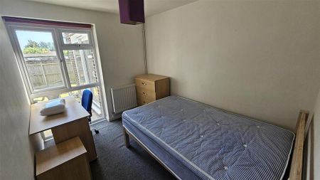 4 bedroom terraced house to rent - Photo 5