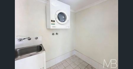 PREMIUM MID-FLOOR APARTMENT IN A PRIME WALK-TO-RAIL LOCATION - Photo 3