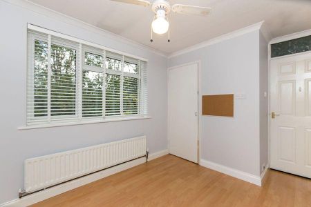 4 bedroom detached house to rent - Photo 2