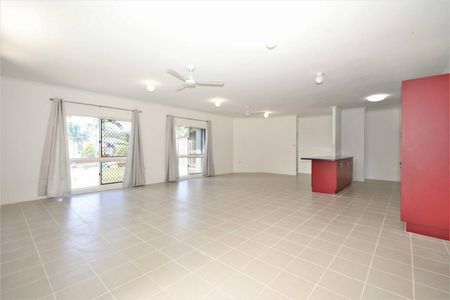 Family Entertainer - Red kitchen - Private Patio - Big Backyard - Side Access - Photo 5