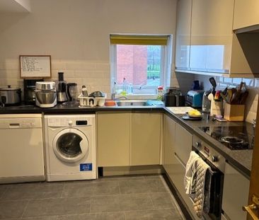 2 Bed Flat, Ferrymans Court, BS2 - Photo 5