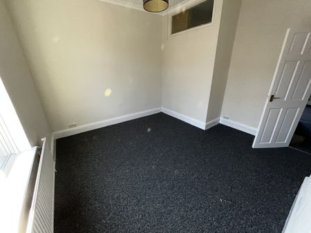2 Bed Terraced House, Store St, SK2 - Photo 4