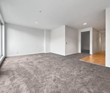 Well-presented, recently renovated apartment. - Photo 2