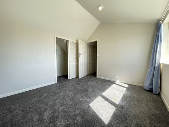 Solid, Spacious and Sunny family home! - Photo 1