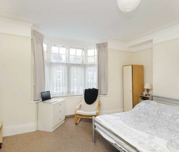 Victoria Avenue, KT6, London - Photo 1