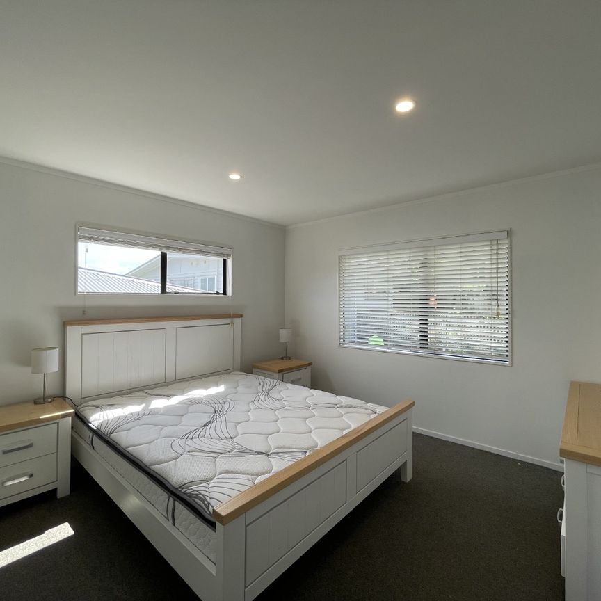 3 Bedrooms, Forrest Hill - Photo 1