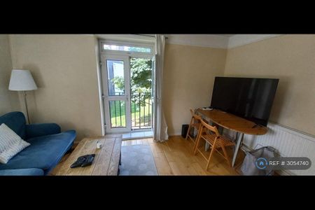 4 bedroom flat to rent - Photo 2