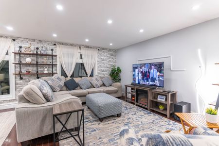 For Lease - 692 Down Crescent, Oshawa, Ontario - Photo 2