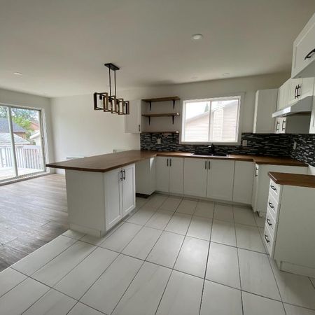 61/2 SITUÉ À SAINT-HUBERT , PROCHE DU LAC DE CITÉ SOLEIL, À 5 minutes de deux écoles primaires. La cuisine et la toilette sont complètement renovées - Photo 4