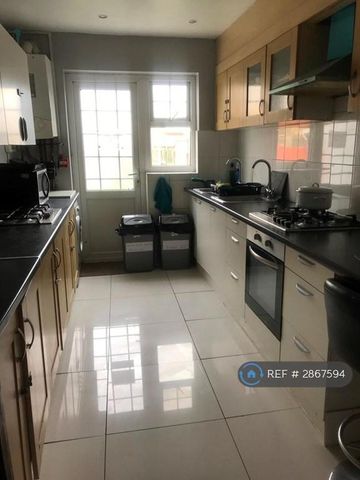 1 bedroom in a house share to rent - Photo 4