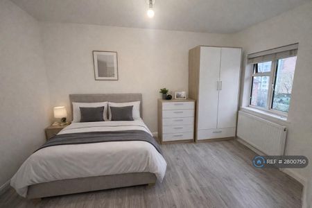 1 bedroom in a flat share to rent - Photo 4