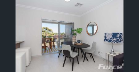 Beautiful Upstairs Apartment Living - Photo 4