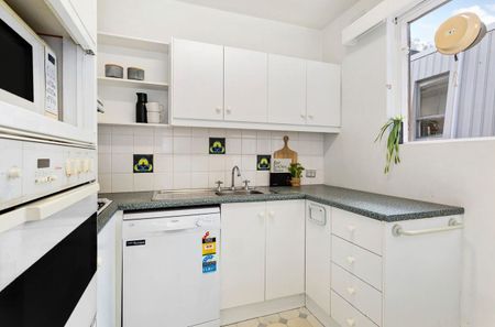 FANTASTIC 2 BEDROOM APARTMENT IN RICHMOND HILL LOCATION - Photo 4