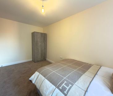 1 bedroom in a flat share to rent - Photo 2