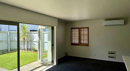 Sunny 3BR Townhouse in Edgeware - Photo 2