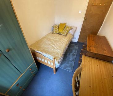1 bedroom in a house share to rent - Photo 4