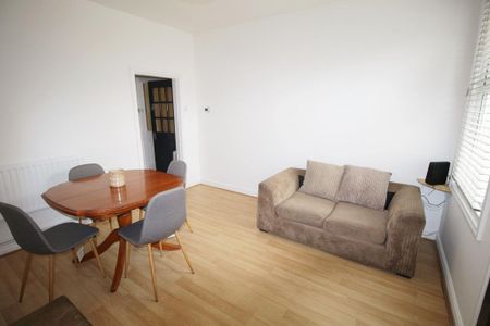 1 bedroom in a house share to rent - Photo 3