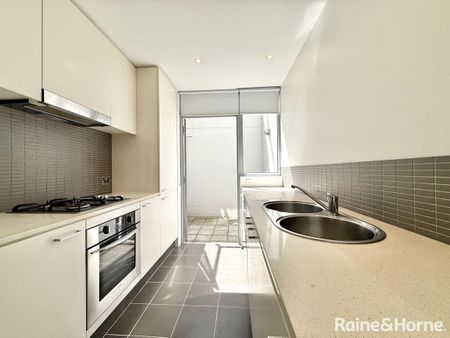 Spacious 2 Bedroom Townhouse Style Apartment - Photo 2