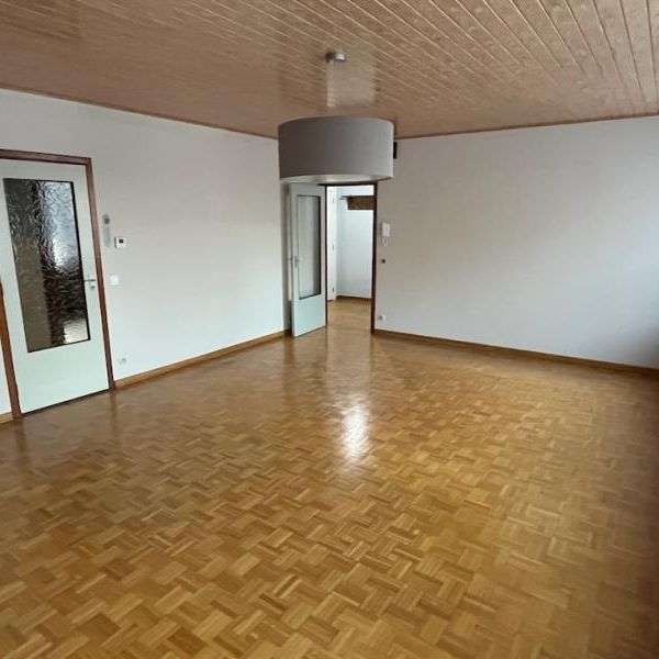 Ruim appartement in het centrum met 2 slaapkamers en lift. - Photo 1