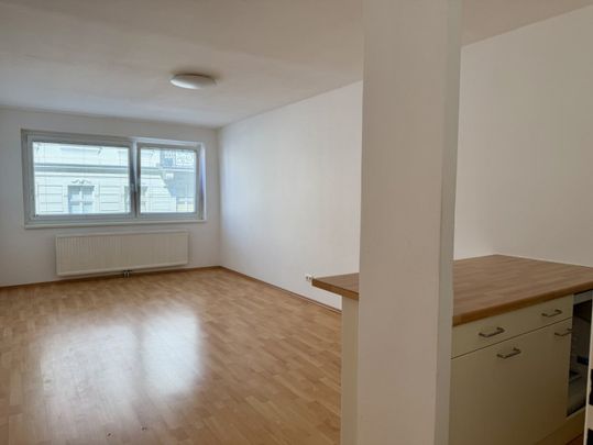 CHARMANTE 1-ZIMMER-WOHNUNG MIT OFFENER KÜCHE IN PERFEKTER LAGE - Photo 1