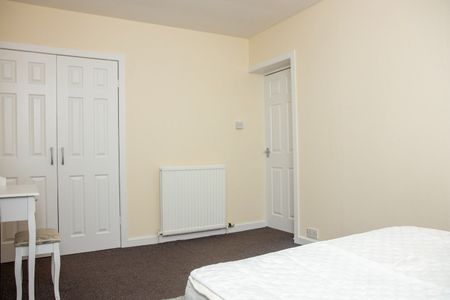 2 Bed Flat, Springhill Road, AB16 - Photo 2