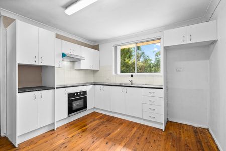 Perfect Three Bedroom Family Home Conveniently Close to Schools & Transport! - Photo 4