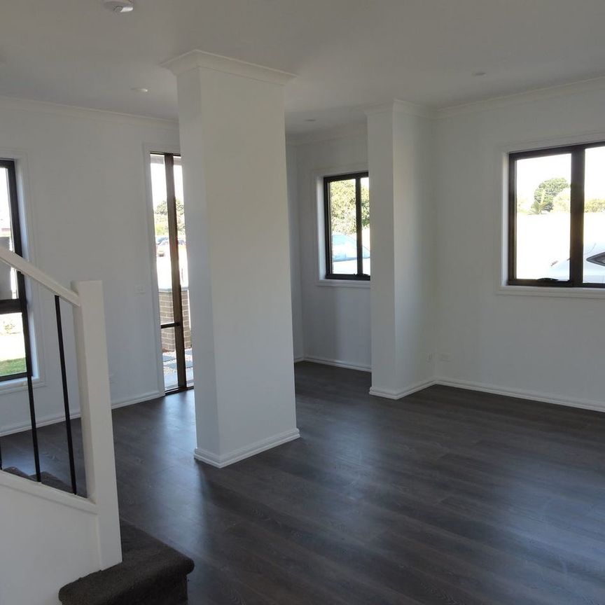 Stunning townhouse in prime location - Photo 1