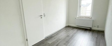 Frisch saniert – Moderne 3-Raum-Dachgeschosswohnung in Aue zu vermieten - Photo 1
