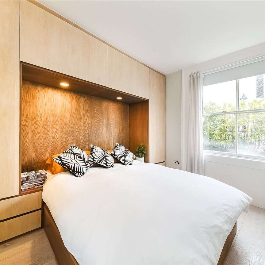 A beautifully kept and maintained two bedroom mews house located on the idyllic Rutland Street in between the luxurious Knightsbridge amenities and the iconic Hyde Park. - Photo 1