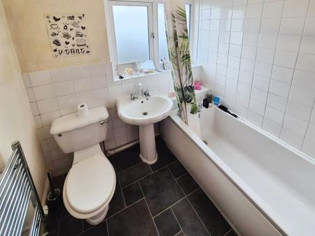 3 bedroom end of terrace house to rent - Photo 4