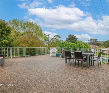 Renovated, top floor in ultra convenient location - Photo 5