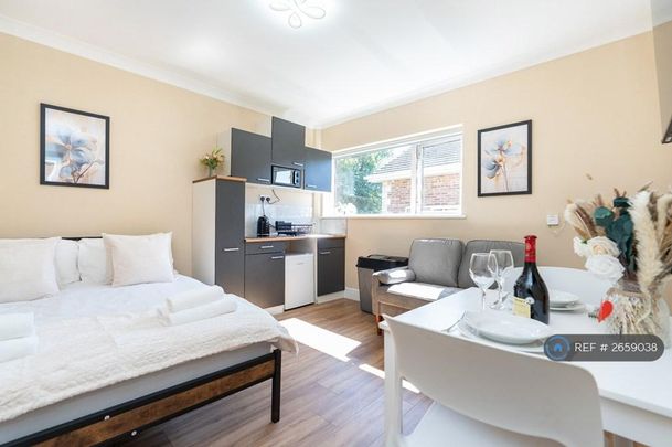 Studio to rent - Photo 1