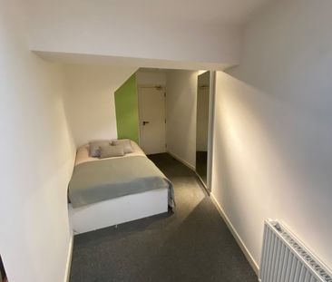 19 Whitegate Road, Huddersfield, HD4 - Photo 3