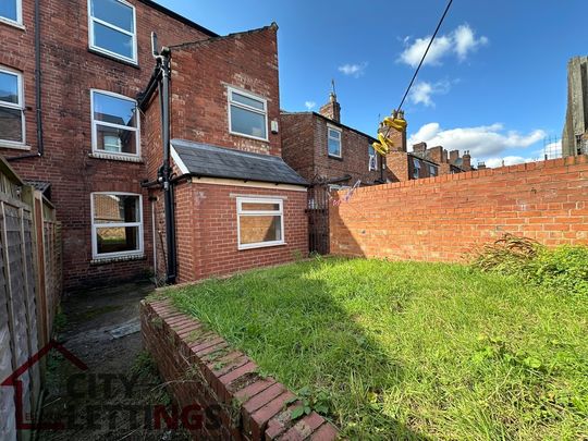 5 Bedroom Mid Terraced House - Photo 1