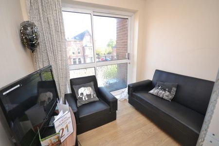 3 bed Flat for Rent - Photo 3