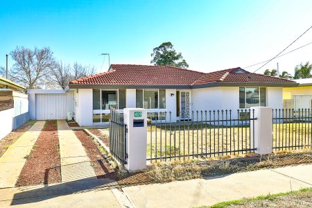 Light Three Bedroom Property - Photo 3