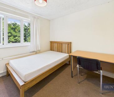 4 bedroom end of terrace house to rent - Photo 1