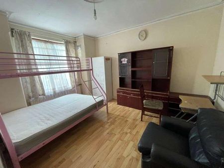 Alfred Gardens, Southall, UB1 - Photo 3