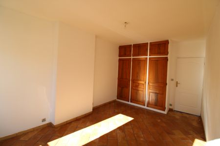 Location Appartement 3 pièces 81m² HYERES 83400 - Photo 4