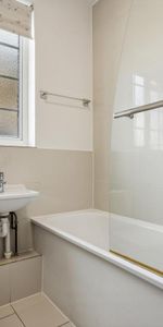 1 bedroom flat in Kensington High Street - Photo 3