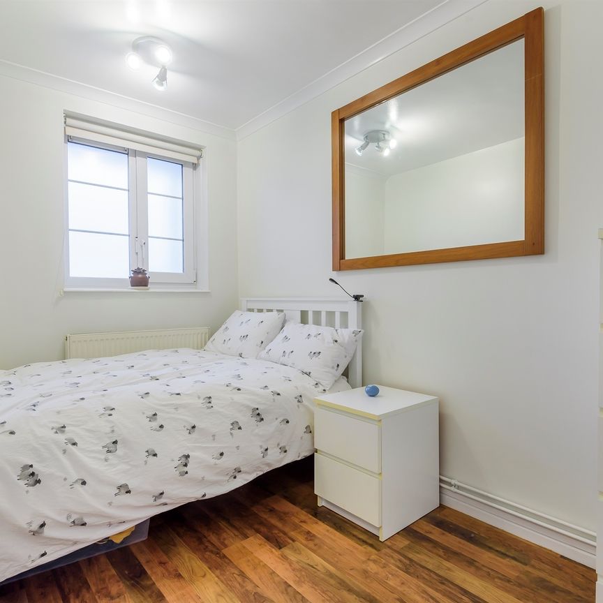 Sulgrave Gardens, London - Photo 1