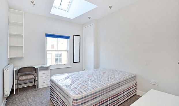 Stunning 6-Bedroom, 6-Bathroom City Centre Apartment Minutes from Hallam University - Photo 1