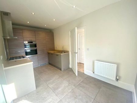 4 bedroom end of terrace house to rent - Photo 5