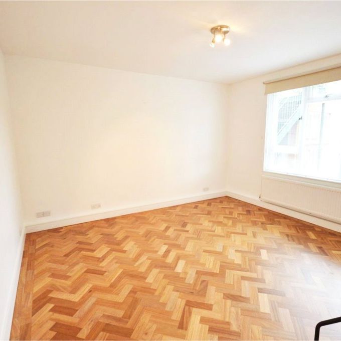 2 Bedroom Flat / Apartment - St. Cross Road, Winchester - Photo 1