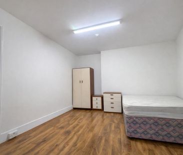 1 bedroom in a house share to rent - Photo 3