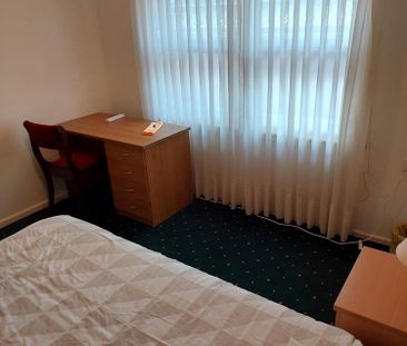 3-bedroom shared house, Market st - Photo 2